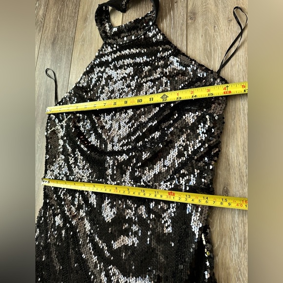 🤩LU LU’S  sequin Body control Backless sparkling mini dress excellent condition - Picture 2 of 7